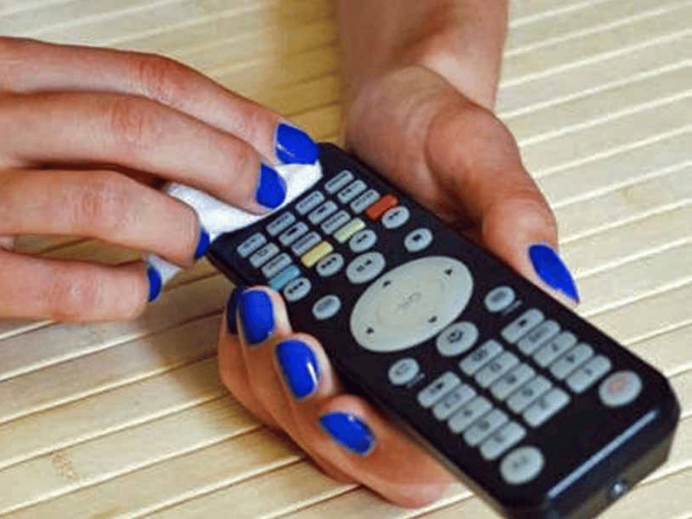 Sử dụng khăn lau khử trùng để lau những thứ chắc chắn phải chạm vào nhiều (như tay nắm cửa hoặc điều khiển TV)